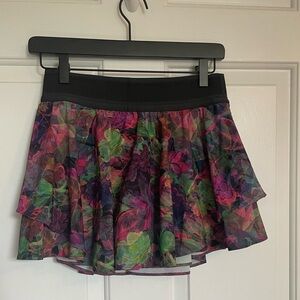 EUC Size 6 Lululemon skort *short version*